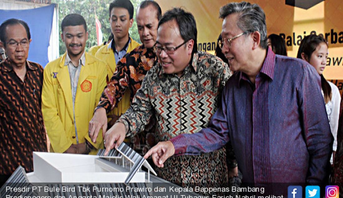 Presdir PT Bule Bird Tbk Purnomo Prawiro dan Kepala Bappenas Bambang Brodjonegoro dan Anggota Majelis Wali Amanat UI Tubagus Farich Nahril melihat maket gedung serba guna 