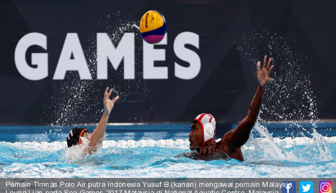 Pemain Timnas Polo Air putra Indonesia Yusuf B (kanan) mengawal pemain Malaysia Leung Lian pada Sea Games 2017 Malaysia di National Aquatic Centre, Malaysia, Selasa (15/8). Indonesia menang 4-3. - JPNN.com