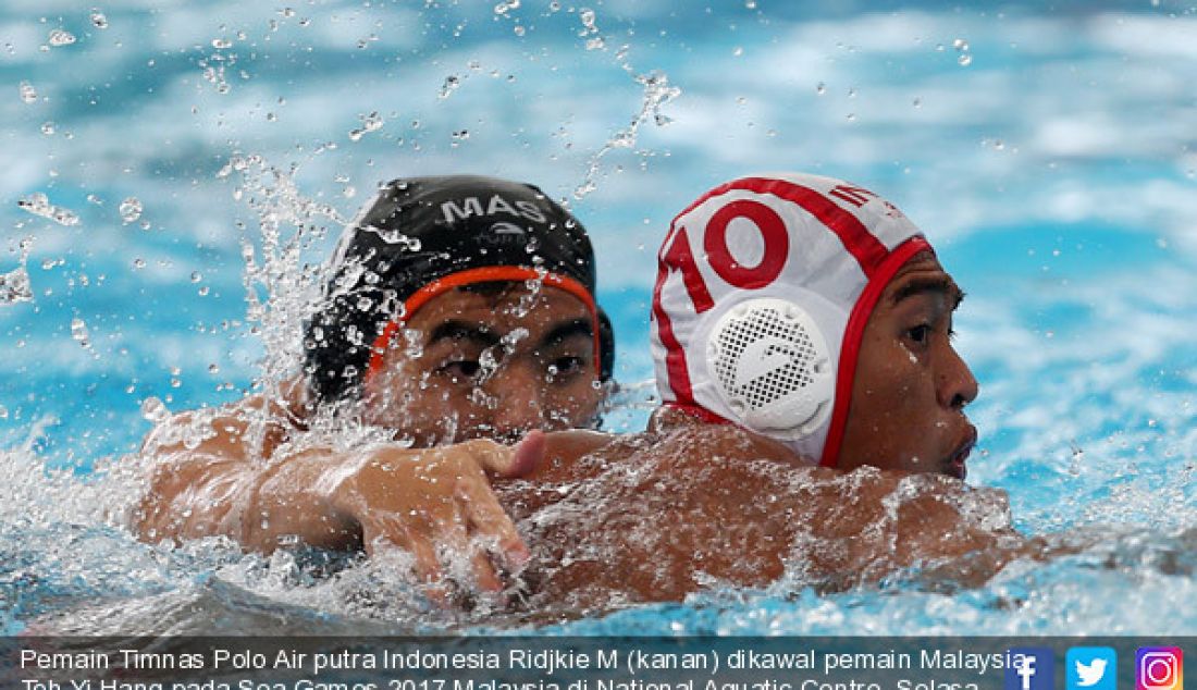 Pemain Timnas Polo Air putra Indonesia Ridjkie M (kanan) dikawal pemain Malaysia Toh Yi Hang pada Sea Games 2017 Malaysia di National Aquatic Centre, Selasa (15/8/17). Indonesia menang 4-3 - JPNN.com