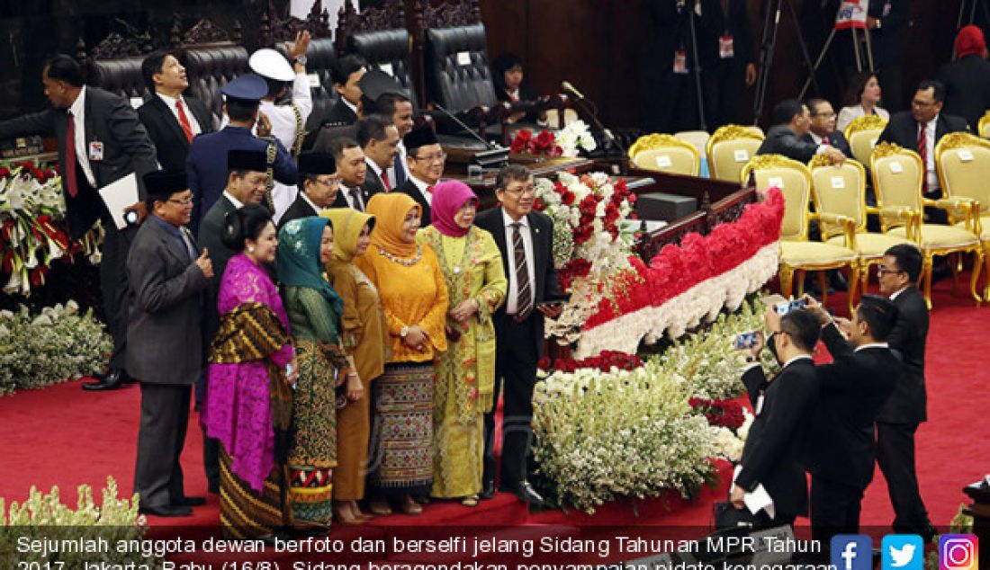 Sejumlah anggota dewan berfoto dan berselfi jelang Sidang Tahunan MPR Tahun 2017, Jakarta, Rabu (16/8). Sidang beragendakan penyampaian pidato kenegaraan Presiden Joko Widodo dalam rangka HUT Ke-72. - JPNN.com
