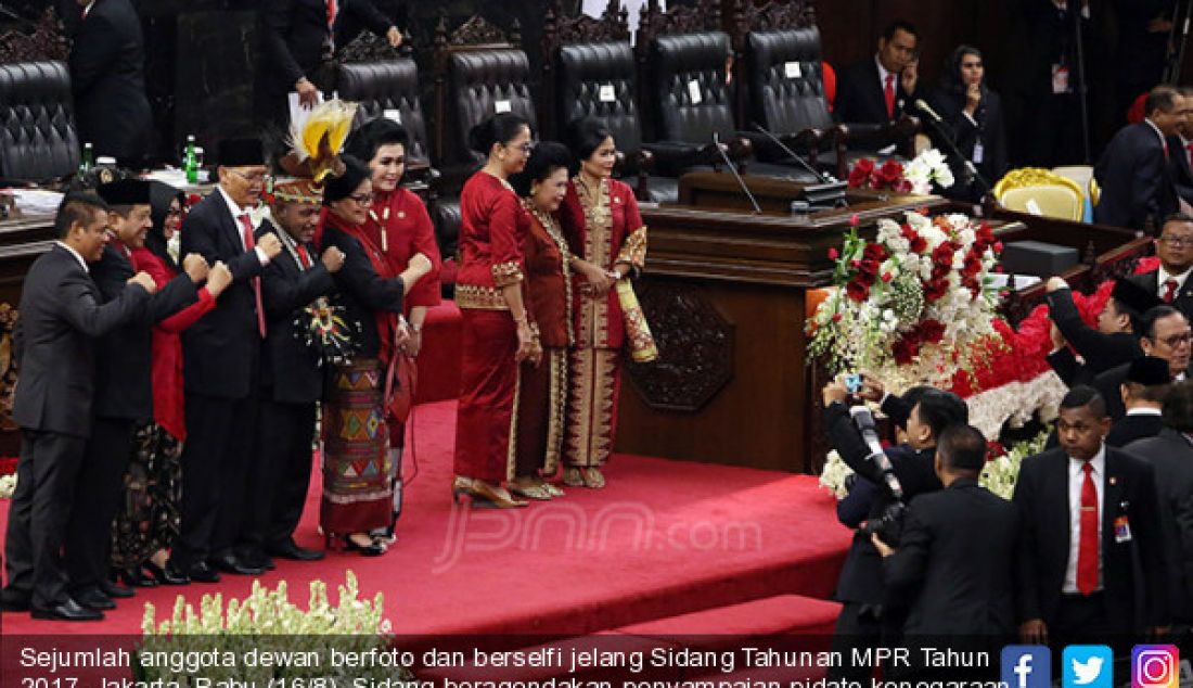 Sejumlah anggota dewan berfoto dan berselfi jelang Sidang Tahunan MPR Tahun 2017, Jakarta, Rabu (16/8). Sidang beragendakan penyampaian pidato kenegaraan Presiden Joko Widodo dalam rangka HUT Ke-72. - JPNN.com