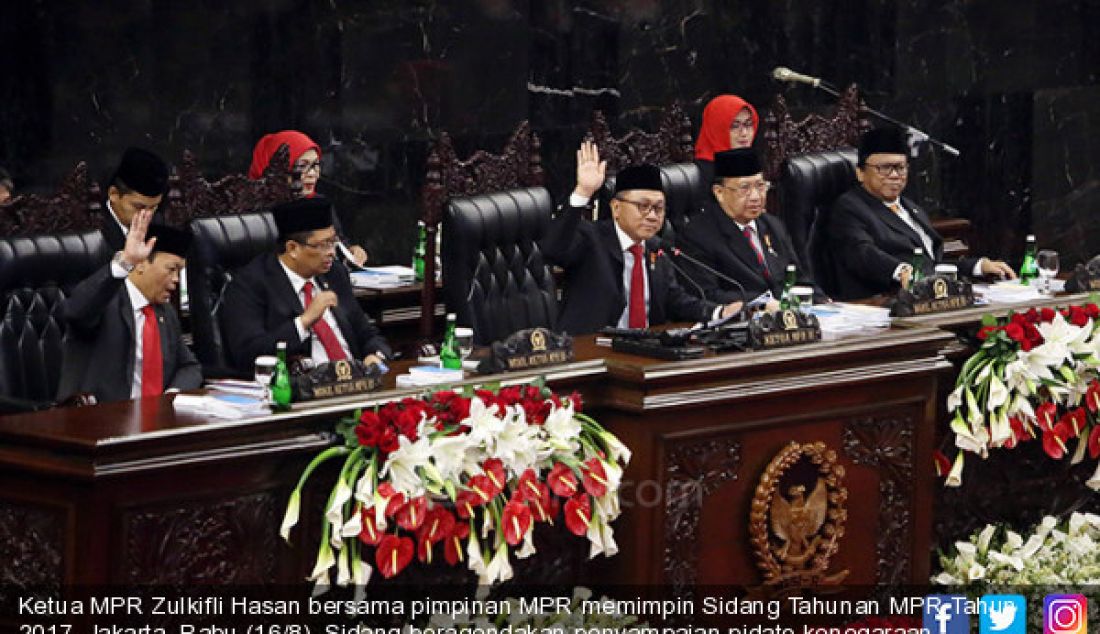 Ketua MPR Zulkifli Hasan bersama pimpinan MPR memimpin Sidang Tahunan MPR Tahun 2017, Jakarta, Rabu (16/8). Sidang beragendakan penyampaian pidato kenegaraan Presiden Joko Widodo dalam rangka HUT Ke-72. - JPNN.com