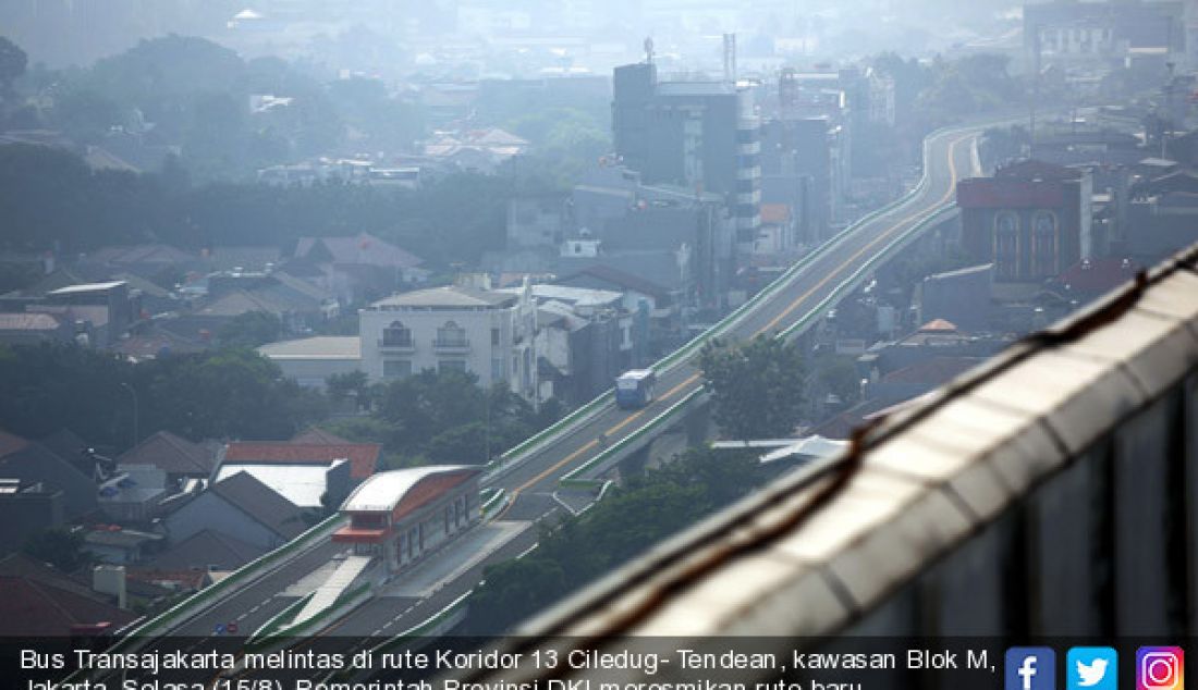 Bus Transajakarta melintas di rute Koridor 13 Ciledug- Tendean, kawasan Blok M, Jakarta, Selasa (15/8). Pemerintah Provinsi DKI meresmikan rute baru TransJakarta pada Hari ini 16 Agustus 2017. - JPNN.com