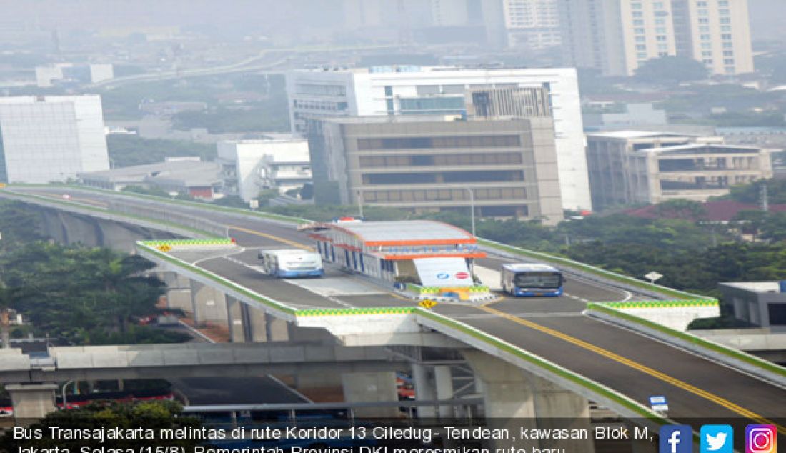 Bus Transajakarta melintas di rute Koridor 13 Ciledug- Tendean, kawasan Blok M, Jakarta, Selasa (15/8). Pemerintah Provinsi DKI meresmikan rute baru TransJakarta pada Hari ini 16 Agustus 2017. - JPNN.com