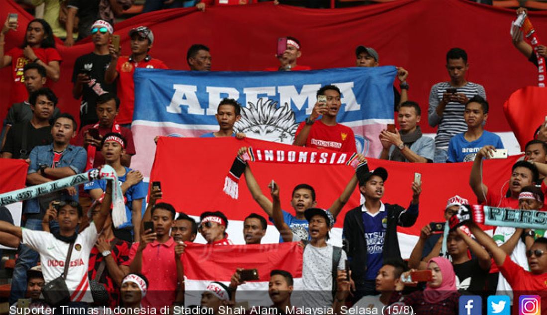 Suporter Timnas Indonesia di Stadion Shah Alam, Malaysia, Selasa (15/8). Indonesia bermain imbang 1-1 dengan Thailand. - JPNN.com