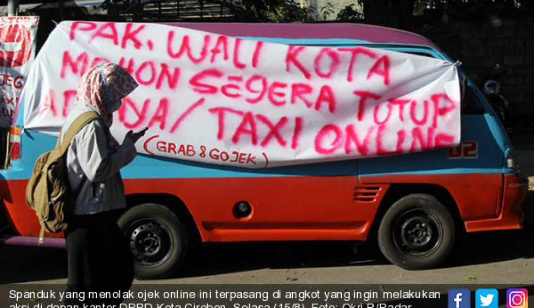 Spanduk yang menolak ojek online ini terpasang di angkot yang ingin melakukan aksi di depan kantor DPRD Kota Cirebon, Selasa (15/8). - JPNN.com