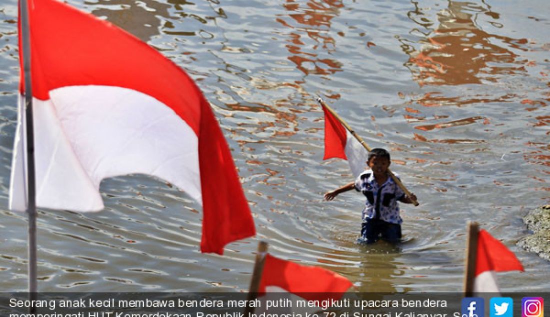Seorang anak kecil membawa bendera merah putih mengikuti upacara bendera memperingati HUT Kemerdekaan Republik Indonesia ke-72 di Sungai Kalianyar, Solo, Kamis, (17/8). Upacara berlangsung dengan khidmat dan tertib. - JPNN.com