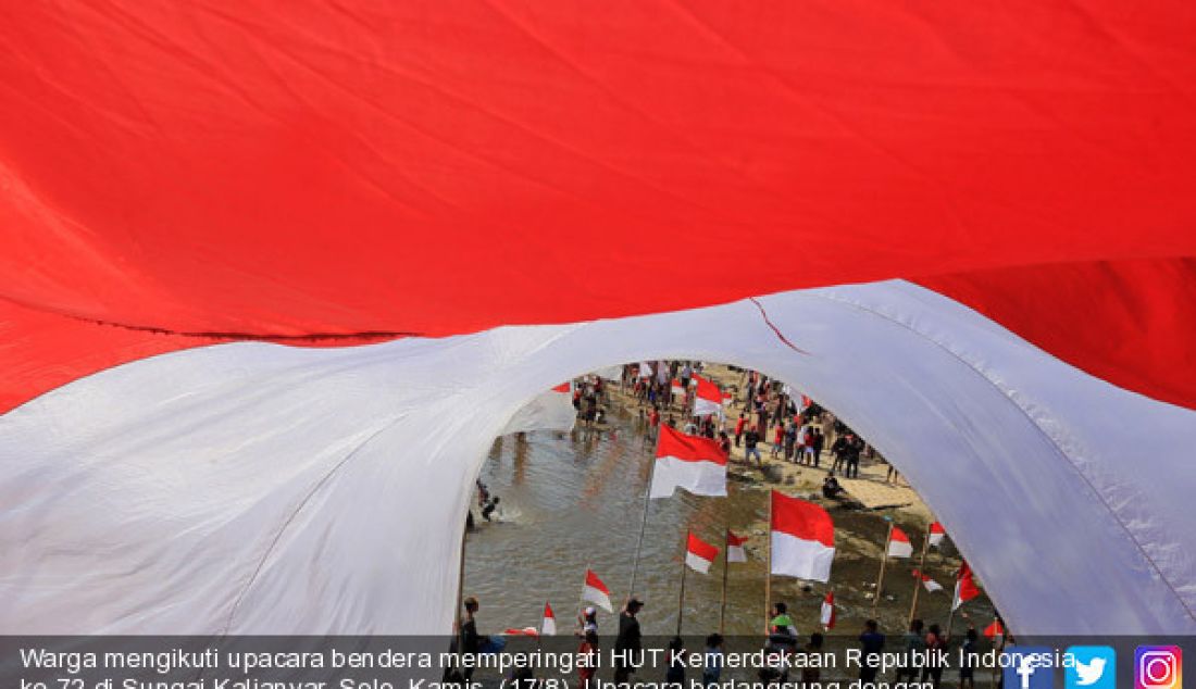 Warga mengikuti upacara bendera memperingati HUT Kemerdekaan Republik Indonesia ke-72 di Sungai Kalianyar, Solo, Kamis, (17/8). Upacara berlangsung dengan khidmat dan tertib meskipun di lakukan di tengah sungai yang mengering - JPNN.com