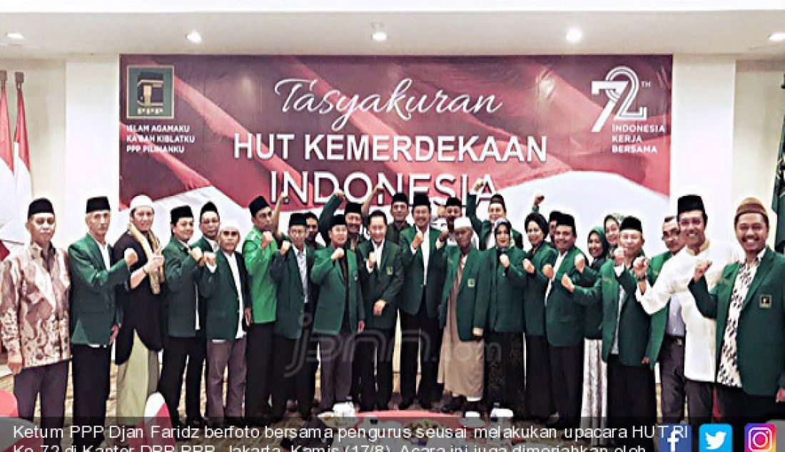 Ketum PPP Djan Faridz berfoto bersama pengurus seusai melakukan upacara HUT RI Ke-72 di Kantor DPP PPP, Jakarta, Kamis (17/8). Acara ini juga dimeriahkan oleh tasyakuran dan panjat pinang. - JPNN.com