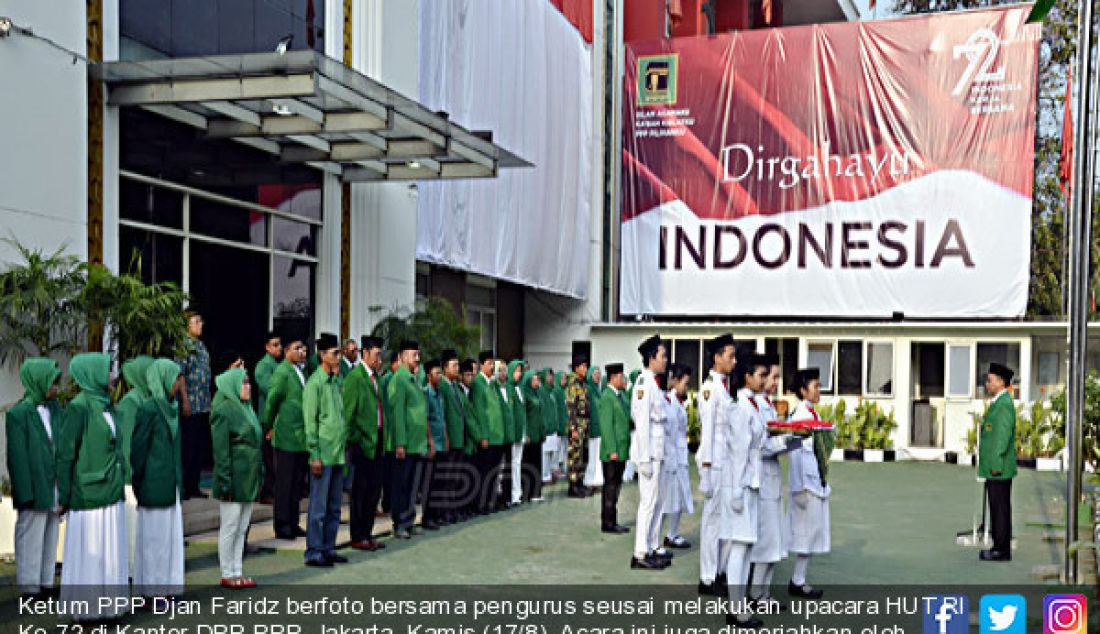 Ketum PPP Djan Faridz berfoto bersama pengurus seusai melakukan upacara HUT RI Ke-72 di Kantor DPP PPP, Jakarta, Kamis (17/8). Acara ini juga dimeriahkan oleh tasyakuran dan panjat pinang. - JPNN.com