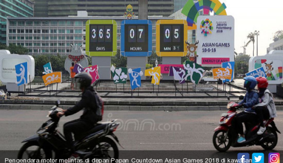 Pengendara motor melintas di depan Papan Countdown Asian Games 2018 di kawasan Bundaran Hotel Indonesia, Jakarta, Kamis (17/8). - JPNN.com