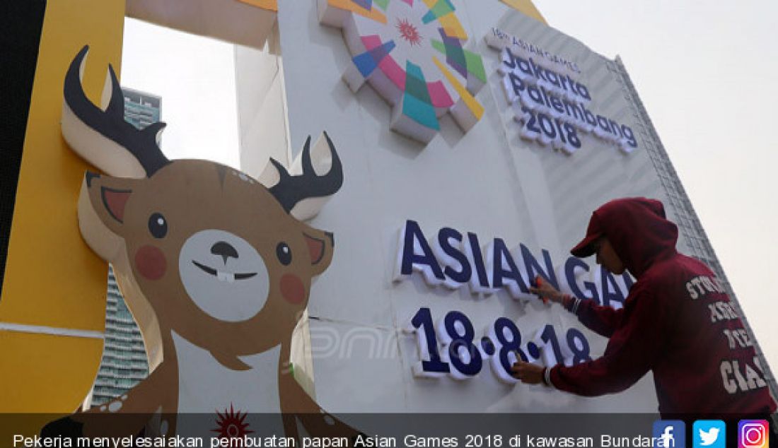 Pekerja menyelesaiakan pembuatan papan Asian Games 2018 di kawasan Bundaran Hotel Indonesia, Jakarta, Kamis (17/8). - JPNN.com