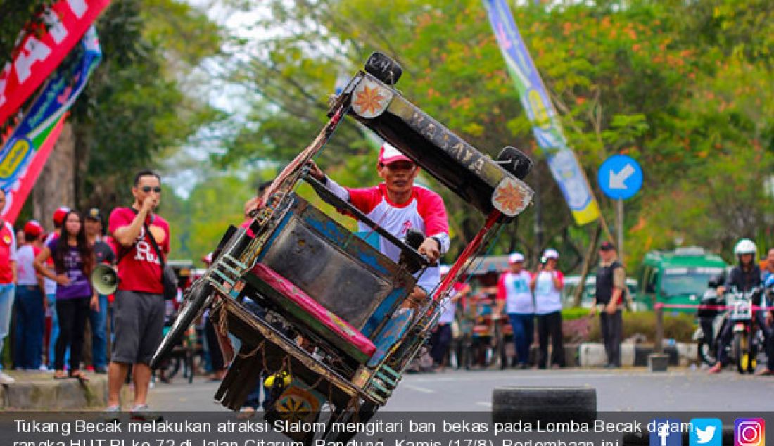 Tukang Becak melakukan atraksi Slalom mengitari ban bekas pada Lomba Becak dalam rangka HUT RI ke 72 di Jalan Citarum, Bandung, Kamis (17/8). Perlombaan ini diikuti oleh 48 peserta dan menjadi agenda tahunan. - JPNN.com