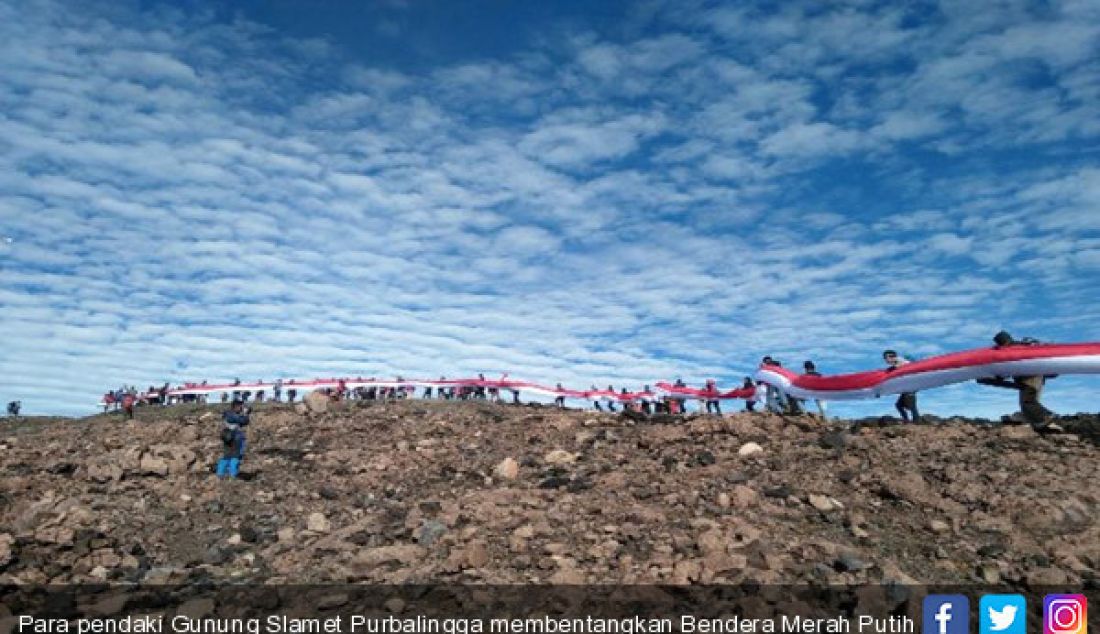 Para pendaki Gunung Slamet Purbalingga membentangkan Bendera Merah Putih sepanjang 72 meter di puncak Gunung Slamet, Kamis (17/8). - JPNN.com