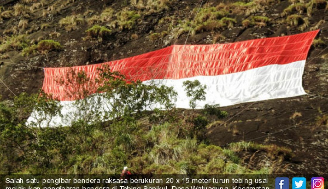 Salah satu pengibar bendera raksasa berukuran 20 x 15 meter turun tebing usai melakukan pengibaran bendera di Tebing Sepikul, Desa Watuagung, Kecamatan, Wastulimo, Kamis (17/8). - JPNN.com