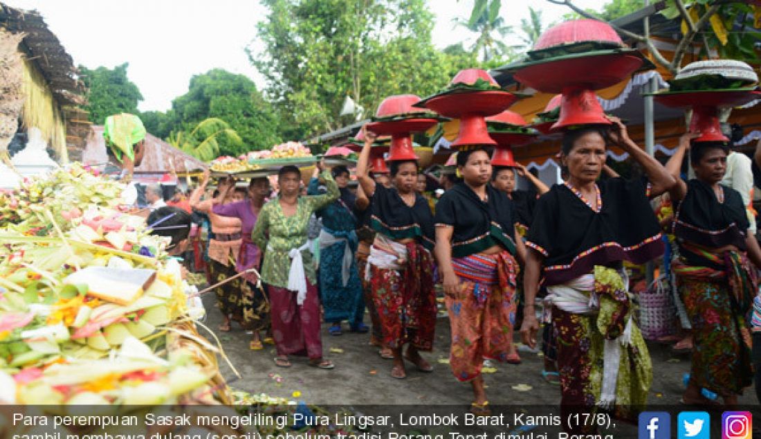 Para perempuan Sasak mengelilingi Pura Lingsar, Lombok Barat, Kamis (17/8), sambil membawa dulang (sesaji) sebelum tradisi Perang Topat dimulai. Perang Topat itu merupakan simbol kerukunan umat beragama di Lombok. - JPNN.com