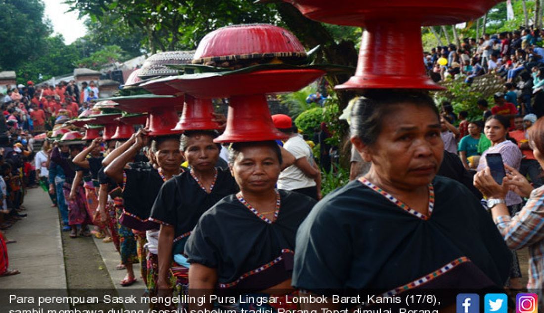 Para perempuan Sasak mengelilingi Pura Lingsar, Lombok Barat, Kamis (17/8), sambil membawa dulang (sesaji) sebelum tradisi Perang Topat dimulai. Perang Topat itu merupakan simbol kerukunan umat beragama di Lombok. - JPNN.com