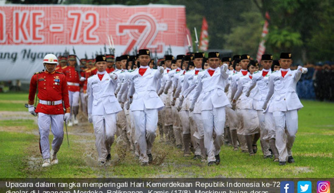 Upacara dalam rangka memperingati Hari Kemerdekaan Republik Indonesia ke-72 digelar di Lapangan Merdeka, Balikpapan, Kamis (17/8). Meskipun hujan deras mengguyur, upacara berlangsung dengan hikmat dipimpin Walikota Balikpapan - JPNN.com