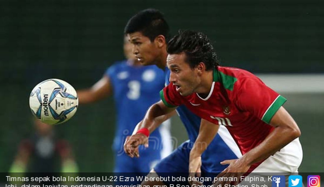 Timnas sepak bola Indonesia U-22 Ezra W berebut bola dengan pemain Filipina, Kou Ichi, dalam lanjutan pertandingan penyisihan grup B Sea Games di Stadion Shah Alam, Malaysia, Kamis (17/8). Indonesia menang 3-0 atas Filipina. - JPNN.com