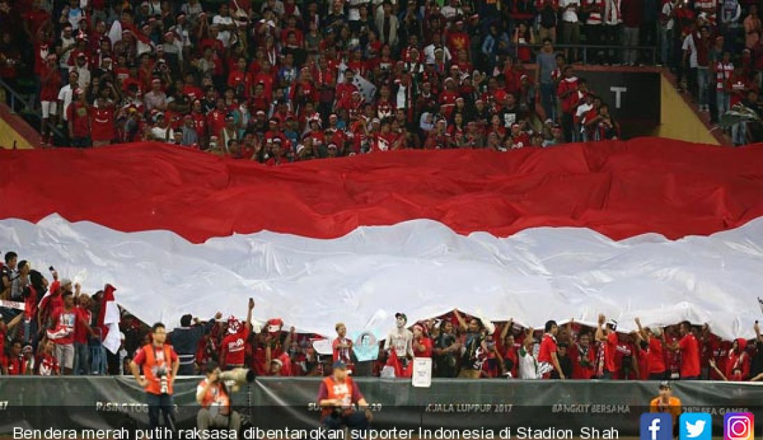 Bendera merah putih raksasa dibentangkan suporter Indonesia di Stadion Shah Alam, Malaysia, Kamis (17/8). Indonesia menang 3-0 atas Filipina. - JPNN.com