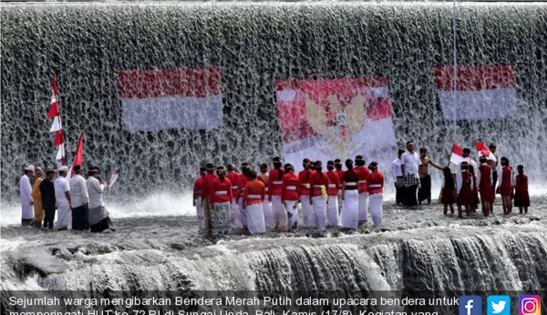 Sejumlah warga mengibarkan Bendera Merah Putih dalam upacara bendera untuk memperingati HUT ke-72 RI di Sungai Unda, Bali, Kamis (17/8). Kegiatan yang melibatkan warga lintas agama tersebut untuk memperkuat persatuan. - JPNN.com