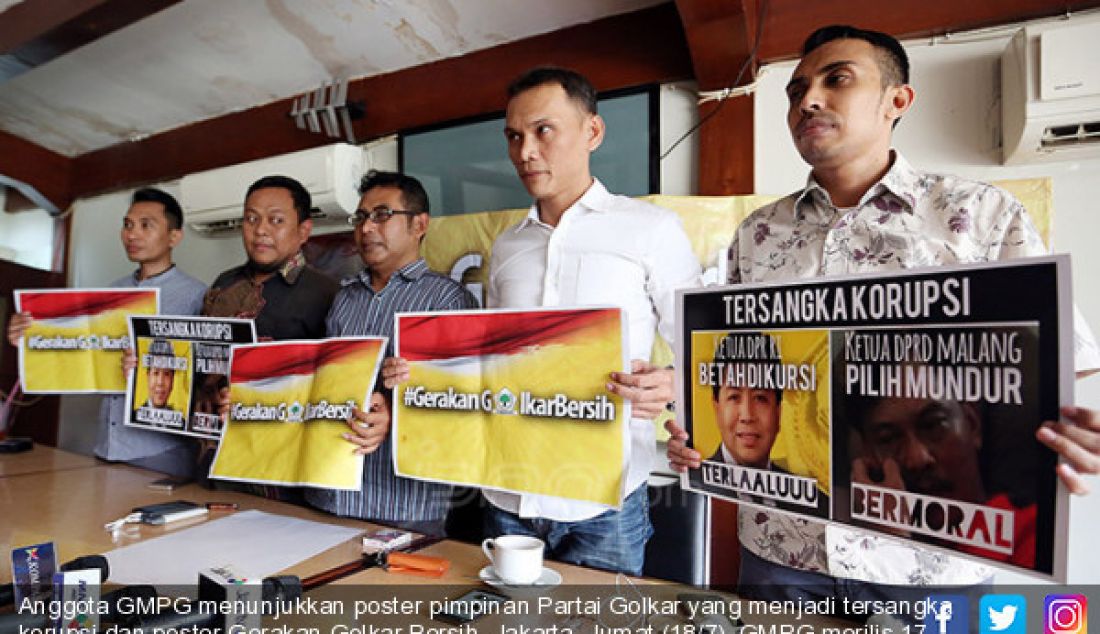 Anggota GMPG menunjukkan poster pimpinan Partai Golkar yang menjadi tersangka korupsi dan poster Gerakan Golkar Bersih, Jakarta, Jumat (18/7). GMPG merilis 17 nama politisi Partai Golkar pendukung Gerakan Golkar Bersih. - JPNN.com