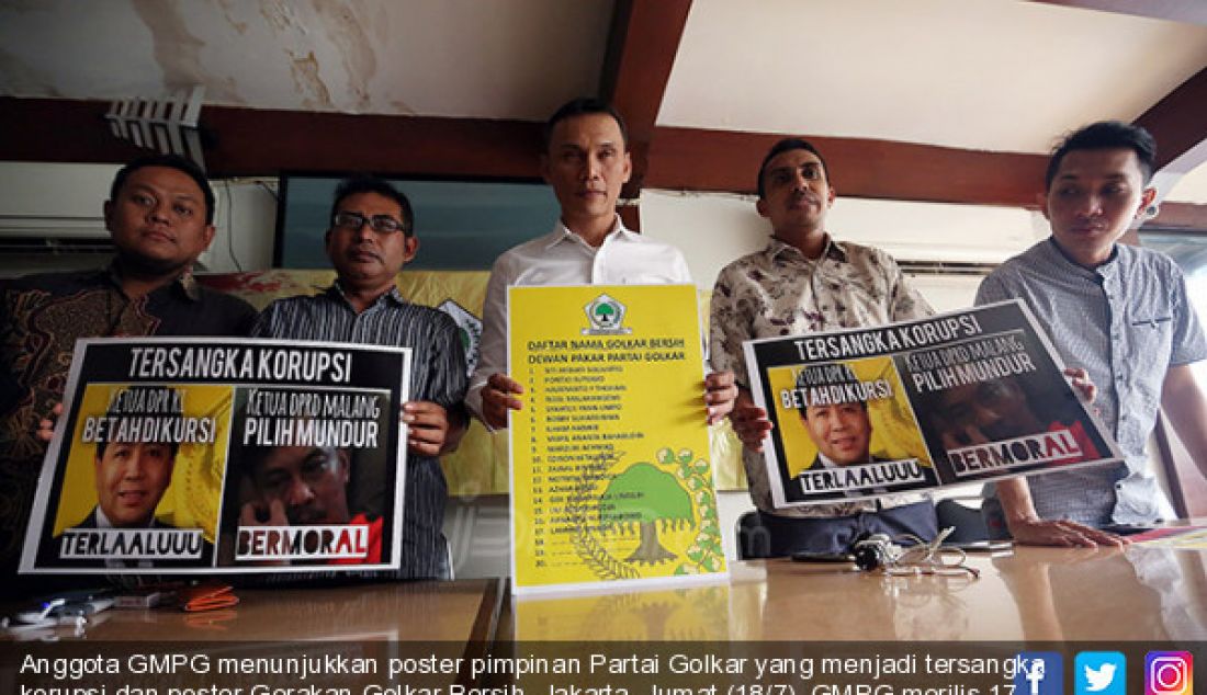 Anggota GMPG menunjukkan poster pimpinan Partai Golkar yang menjadi tersangka korupsi dan poster Gerakan Golkar Bersih, Jakarta, Jumat (18/7). GMPG merilis 17 nama politisi Partai Golkar pendukung Gerakan Golkar Bersih. - JPNN.com