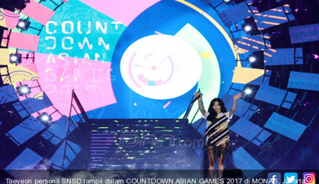 Taeyeon personil SNSD tampil dalam COUNTDOWN ASIAN GAMES 2017 di MONAS, Jakarta, Jumat (18/8). - JPNN.com