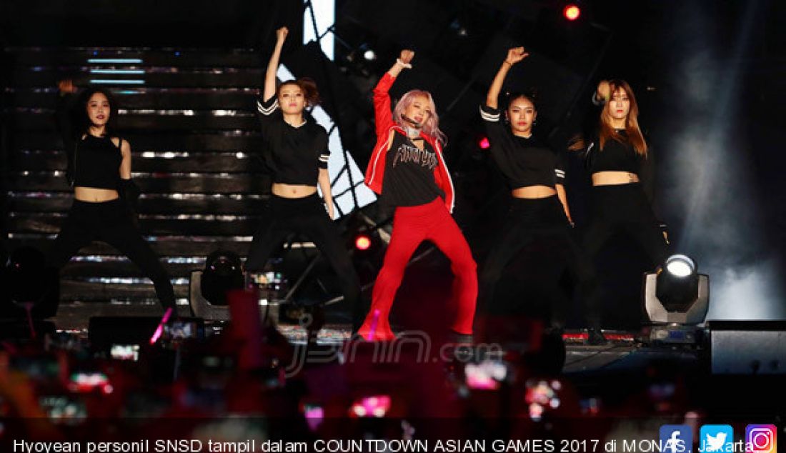 Hyoyean personil SNSD tampil dalam COUNTDOWN ASIAN GAMES 2017 di MONAS, Jakarta, Jumat (18/8). - JPNN.com