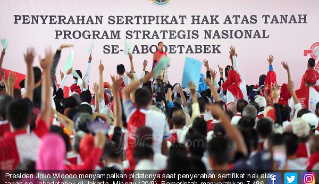 Presiden Joko Widodo menyampaikan pidatonya saat penyerahan sertifikat hak atas tanah se-Jabodetabek di Jakarta, Minggu (20/8). Pemerintah menyerahkan 7.486 sertifikat hak atas tanah kepada warga Jabodetabek. - JPNN.com