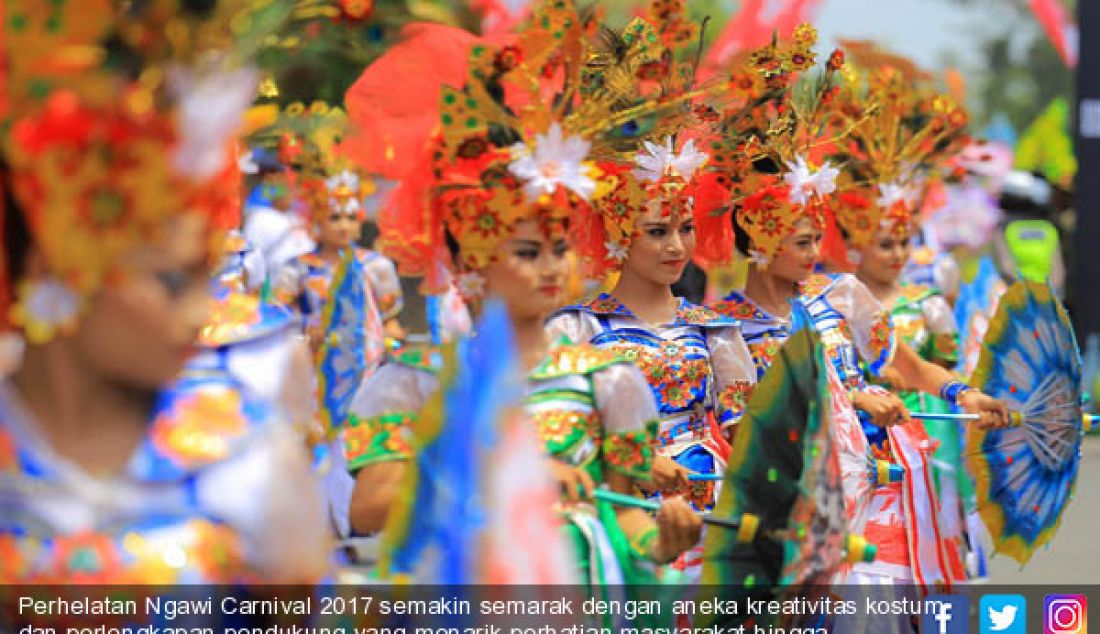 Perhelatan Ngawi Carnival 2017 semakin semarak dengan aneka kreativitas kostum dan perlengkapan pendukung yang menarik perhatian masyarakat hingga berduyun-duyun turun ke jalan sepanjang rute, Sabtu (19/8). - JPNN.com