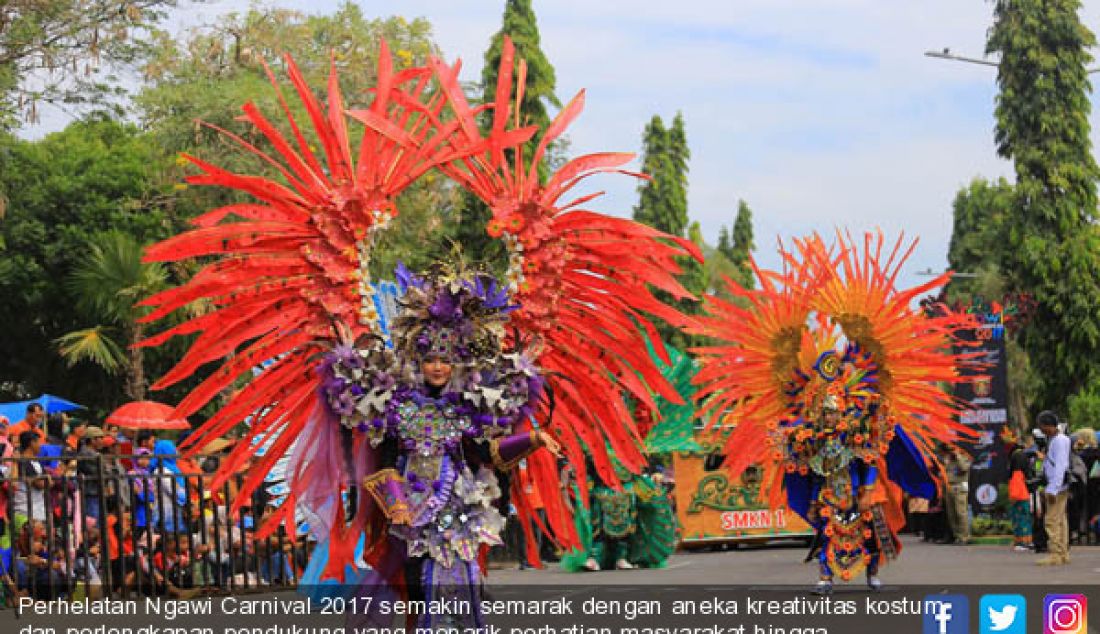 Perhelatan Ngawi Carnival 2017 semakin semarak dengan aneka kreativitas kostum dan perlengkapan pendukung yang menarik perhatian masyarakat hingga berduyun-duyun turun ke jalan sepanjang rute, Sabtu (19/8). - JPNN.com