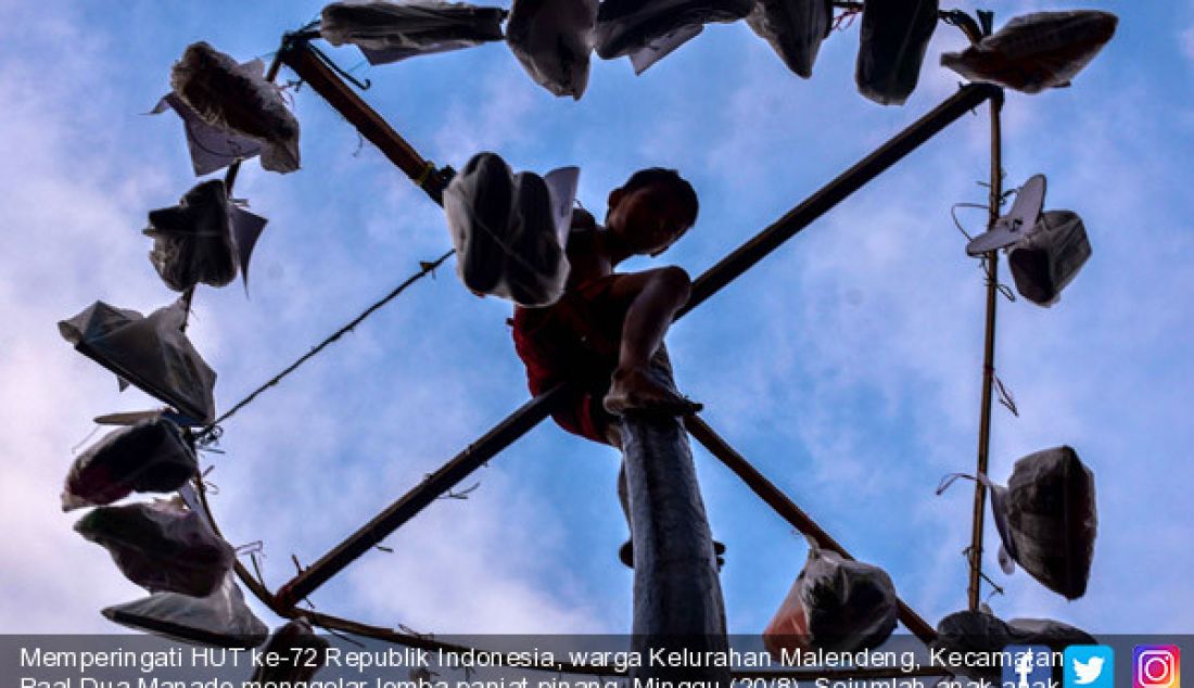 Memperingati HUT ke-72 Republik Indonesia, warga Kelurahan Malendeng, Kecamatan Paal Dua Manado menggelar lomba panjat pinang, Minggu (20/8). Sejumlah anak-anak ikut untuk memeriahkan perlombaan tersebut. - JPNN.com