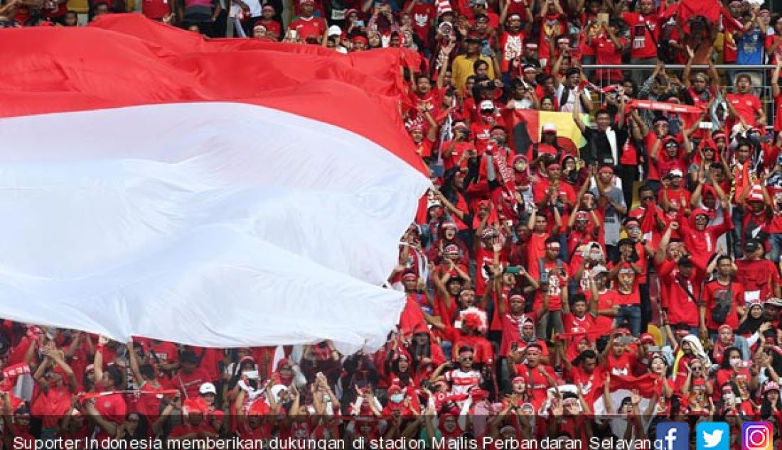 Suporter Indonesia memberikan dukungan di stadion Majlis Perbandaran Selayang, Malaysia, Minggu (20/8). Indonesia menang 1-0 atas Timor Leste. - JPNN.com