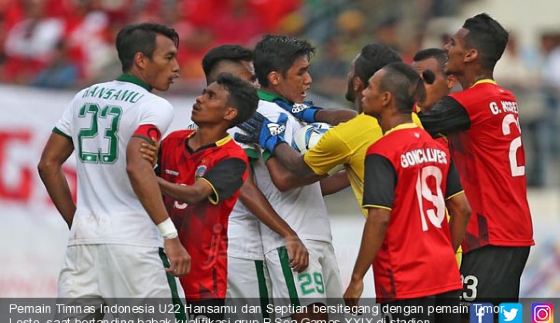 Pemain Timnas Indonesia U22 Hansamu dan Septian bersitegang dengan pemain Timor Leste saat bertanding babak kualifikasi grup B Sea Games XXIX di stadion Majlis, Malaysia, Minggu (20/8). Indonesia menang 1-0 atas Timor Leste. - JPNN.com