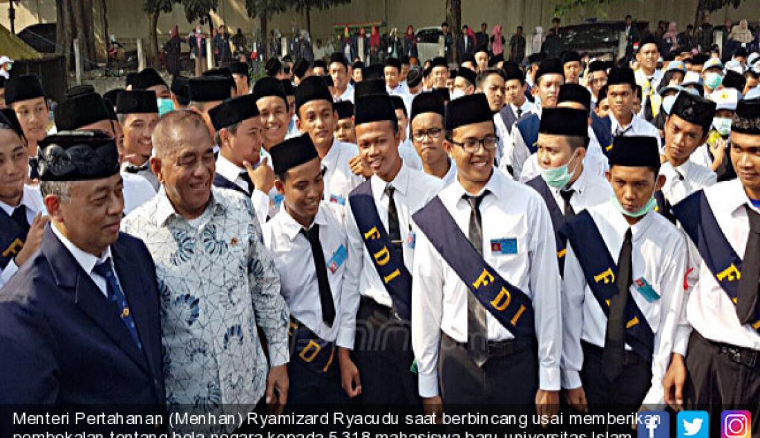 Menteri Pertahanan (Menhan) Ryamizard Ryacudu saat berbincang usai memberikan pembekalan tentang bela negara kepada 5.318 mahasiswa baru universitas Islam Negeri (UIN) Syarif Hidayatullah Jakarta, Selasa (22/8). - JPNN.com