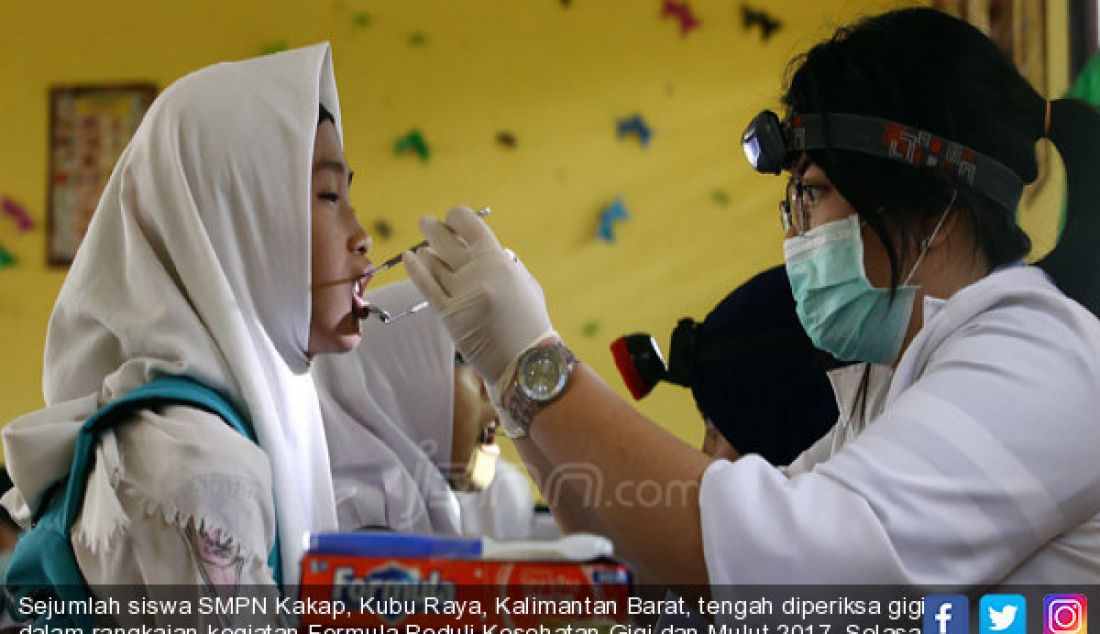 Sejumlah siswa SMPN Kakap, Kubu Raya, Kalimantan Barat, tengah diperiksa gigi dalam rangkaian kegiatan Formula Peduli Kesehatan Gigi dan Mulut 2017, Selasa (22/8). - JPNN.com
