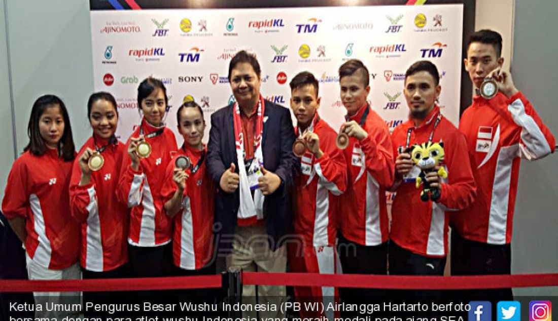 Ketua Umum Pengurus Besar Wushu Indonesia (PB WI) Airlangga Hartarto berfoto bersama dengan para atlet wushu Indonesia yang meraih medali pada ajang SEA Games 2017 Malaysia di KLCC Kuala Lumpur, Selasa (22/8). - JPNN.com