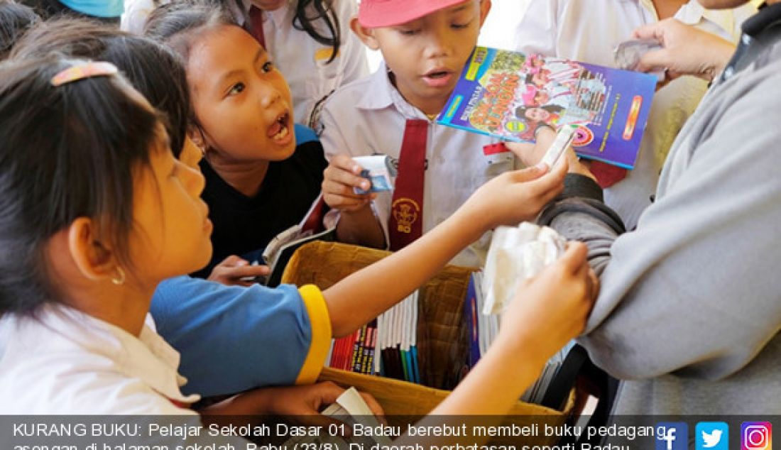 KURANG BUKU: Pelajar Sekolah Dasar 01 Badau berebut membeli buku pedagang asongan di halaman sekolah, Rabu (23/8). Di daerah perbatasan seperti Badau, pelajar harus menempuh 180 km ke Kota Putussibau hanya untuk membeli buku. - JPNN.com
