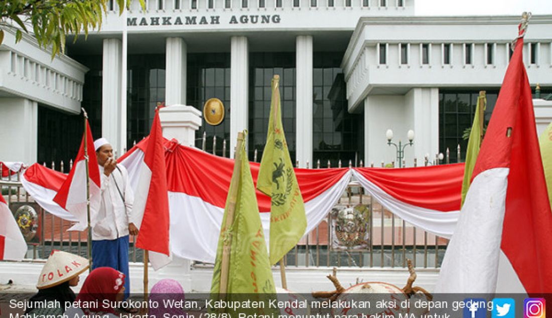 Sejumlah petani Surokonto Wetan, Kabupaten Kendal melakukan aksi di depan gedung Mahkamah Agung, Jakarta, Senin (28/8). Petani menuntut para hakim MA untuk mengeluarkan putusan kasasi yang berpihak kepada petani. - JPNN.com