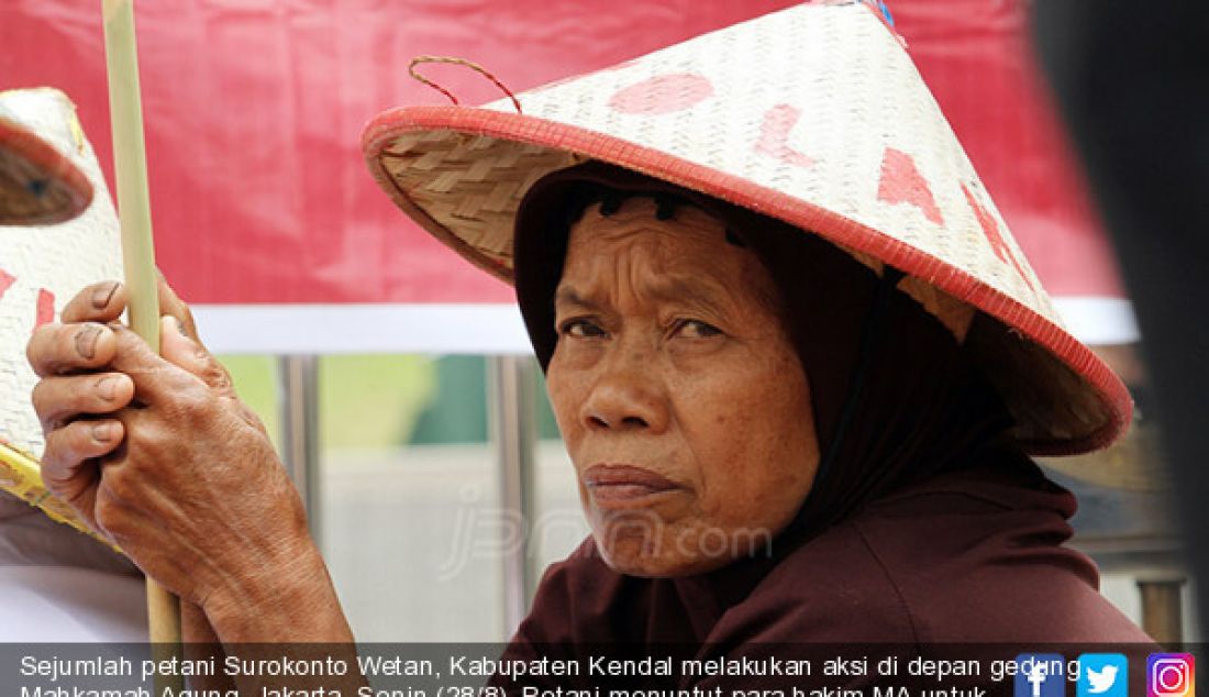 Sejumlah petani Surokonto Wetan, Kabupaten Kendal melakukan aksi di depan gedung Mahkamah Agung, Jakarta, Senin (28/8). Petani menuntut para hakim MA untuk mengeluarkan putusan kasasi yang berpihak kepada petani. - JPNN.com