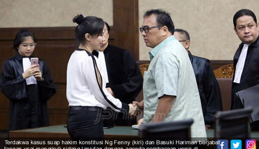 Terdakwa kasus suap hakim konstitusi Ng Fenny (kiri) dan Basuki Hariman berjabat tangan usai mengikuti sidang lanjutan dengan agenda pembacaan vonis di Pengadilan Tipikor, Jakarta, Senin (28/8). - JPNN.com
