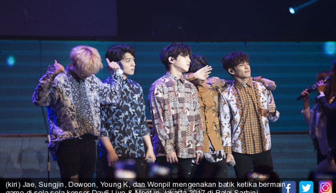 (kiri) Jae, Sungjin, Dowoon, Young K, dan Wonpil mengenakan batik ketika bermain game di sela-sela konser Day6 Live & Meet in Jakarta 2017 di Balai Sarbini, Jakarta, Sabtu (26/8). - JPNN.com