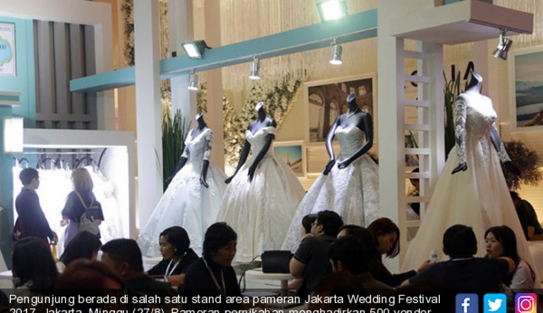 Pengunjung berada di salah satu stand area pameran Jakarta Wedding Festival 2017, Jakarta, Minggu (27/8). Pameran pernikahan menghadirkan 500 vendor pernikahan mulai dari undangan, gaun pengantin, catering, merchandise dll. - JPNN.com