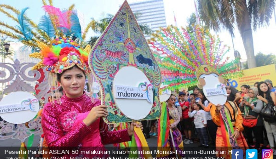 Peserta Parade ASEAN 50 melakukan kirab melintasi Monas-Thamrin-Bundaran HI, Jakarta, Minggu (27/8). Parade yang diikuti peserta dari negara anggota ASEAN dan sejumlah negara sahabat. - JPNN.com