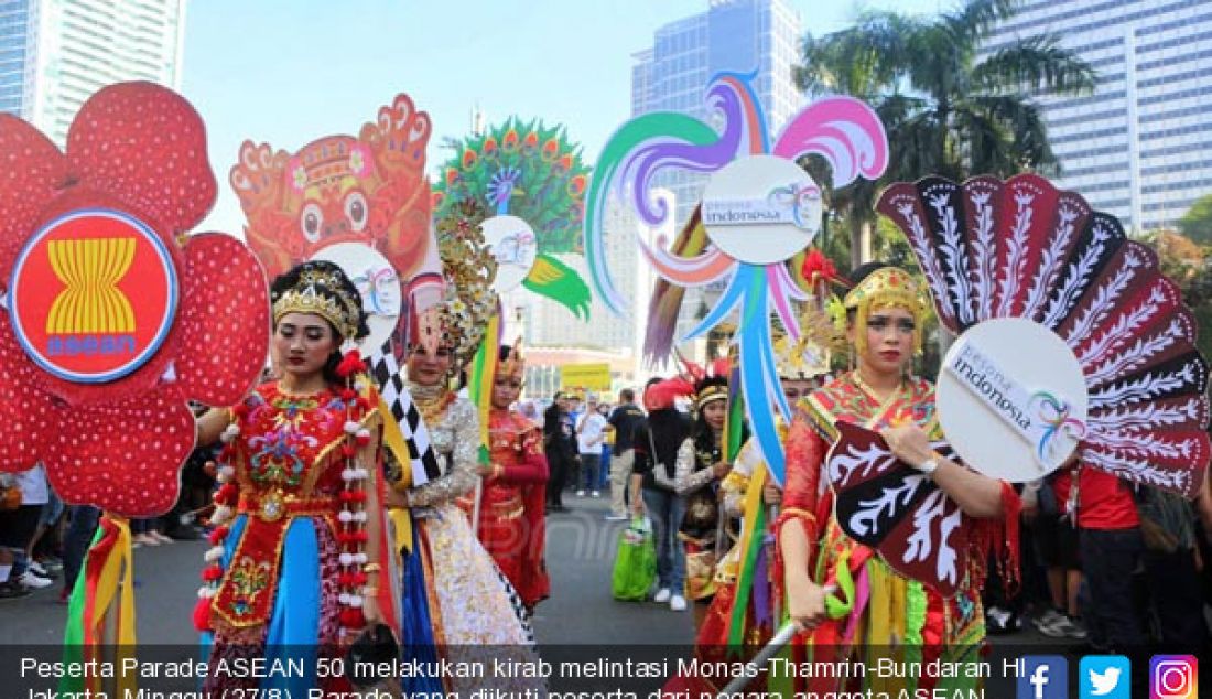 Peserta Parade ASEAN 50 melakukan kirab melintasi Monas-Thamrin-Bundaran HI, Jakarta, Minggu (27/8). Parade yang diikuti peserta dari negara anggota ASEAN dan sejumlah negara sahabat. - JPNN.com