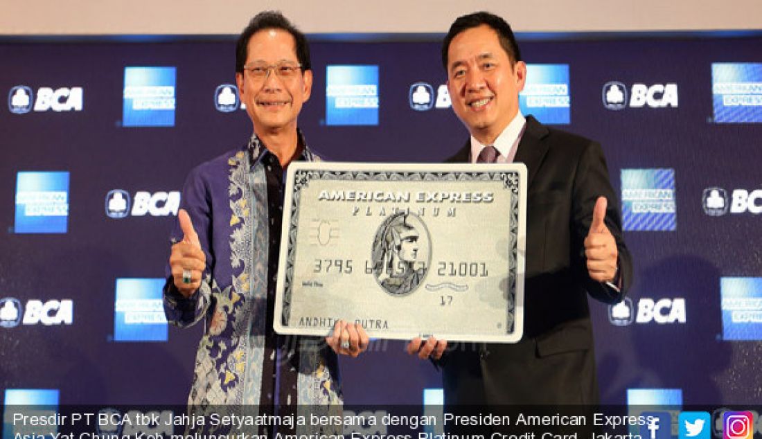 Presdir PT BCA tbk Jahja Setyaatmaja bersama dengan Presiden American Express Asia Yat Chung Koh meluncurkan American Express Platinum Credit Card, Jakarta, Kamis (31/8). - JPNN.com