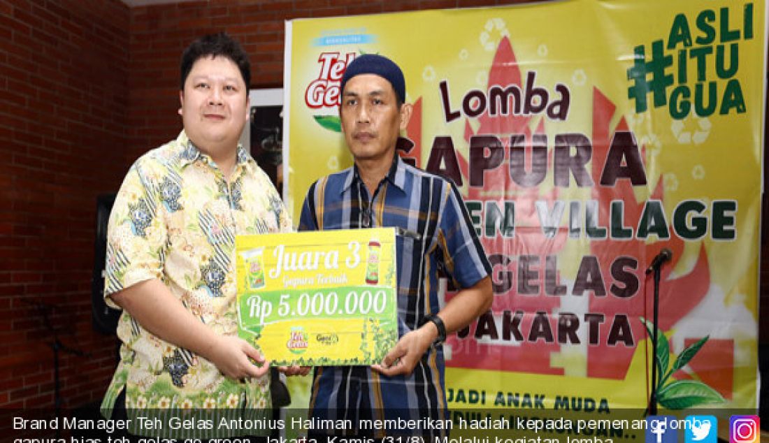 Brand Manager Teh Gelas Antonius Haliman memberikan hadiah kepada pemenang lomba gapura hias teh gelas go green, Jakarta, Kamis (31/8). Melalui kegiatan lomba gapura hias menyebarkan semangat go green, kreatifitas dan gotong. - JPNN.com