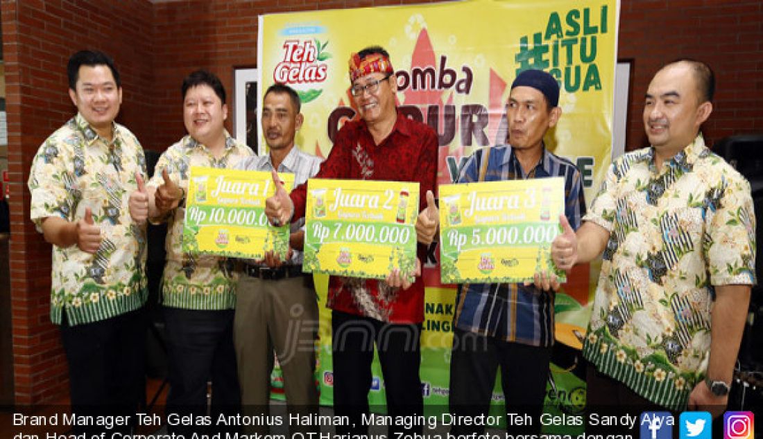 Brand Manager Teh Gelas Antonius Haliman, Managing Director Teh Gelas Sandy Alya dan Head of Corporate And Markom OT Harianus Zebua berfoto bersama dengan pemenang lomba gapura hias teh gelas go green, Jakarta, Kamis (31/8). - JPNN.com