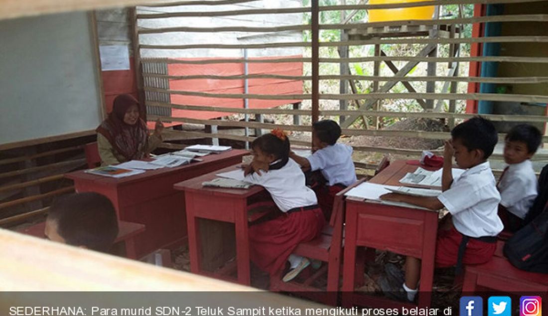 SEDERHANA: Para murid SDN-2 Teluk Sampit ketika mengikuti proses belajar di kelas yang serba terbatas, Selasa (29/8). - JPNN.com